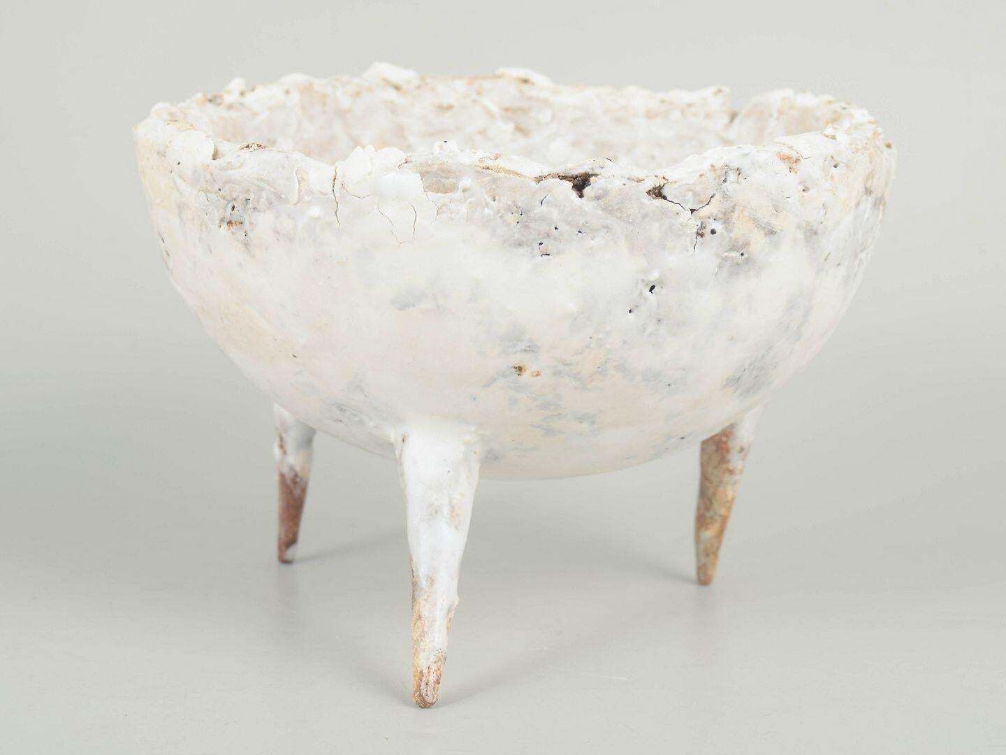 Christina Muff, Deens keramist. Stoneware schaal op drie puntige poten. photo Woonaccessoires