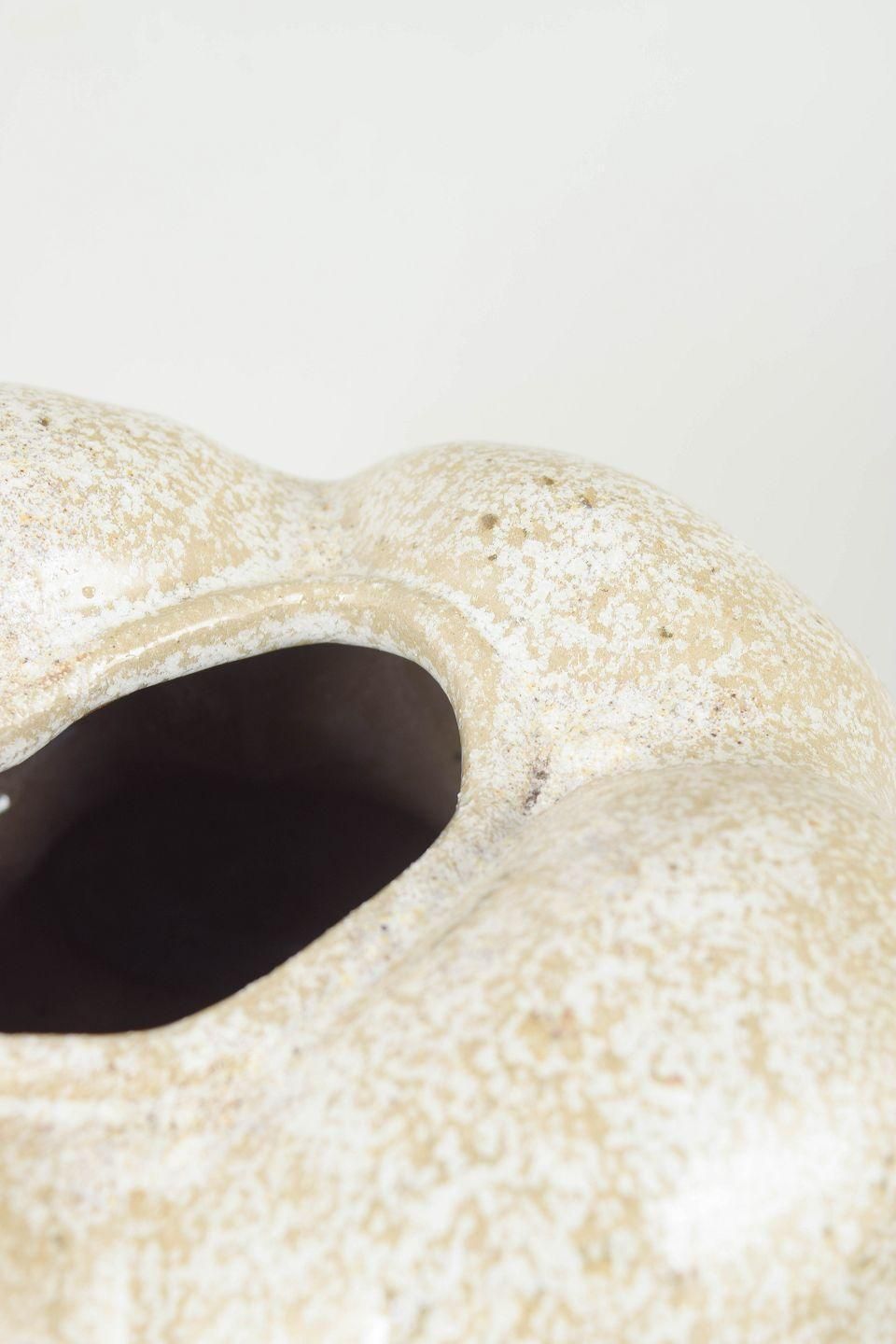 Vase organique en céramique Christina Muff, glaçure flocon de neige photo for sale