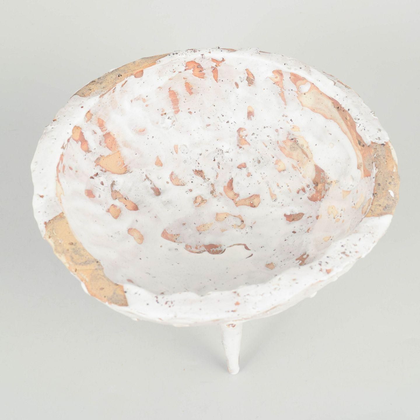 Christina Muff, Deens kunstenaar. Wit crèmekleurig stoneware schaal op drie puntige poten. photo furniture