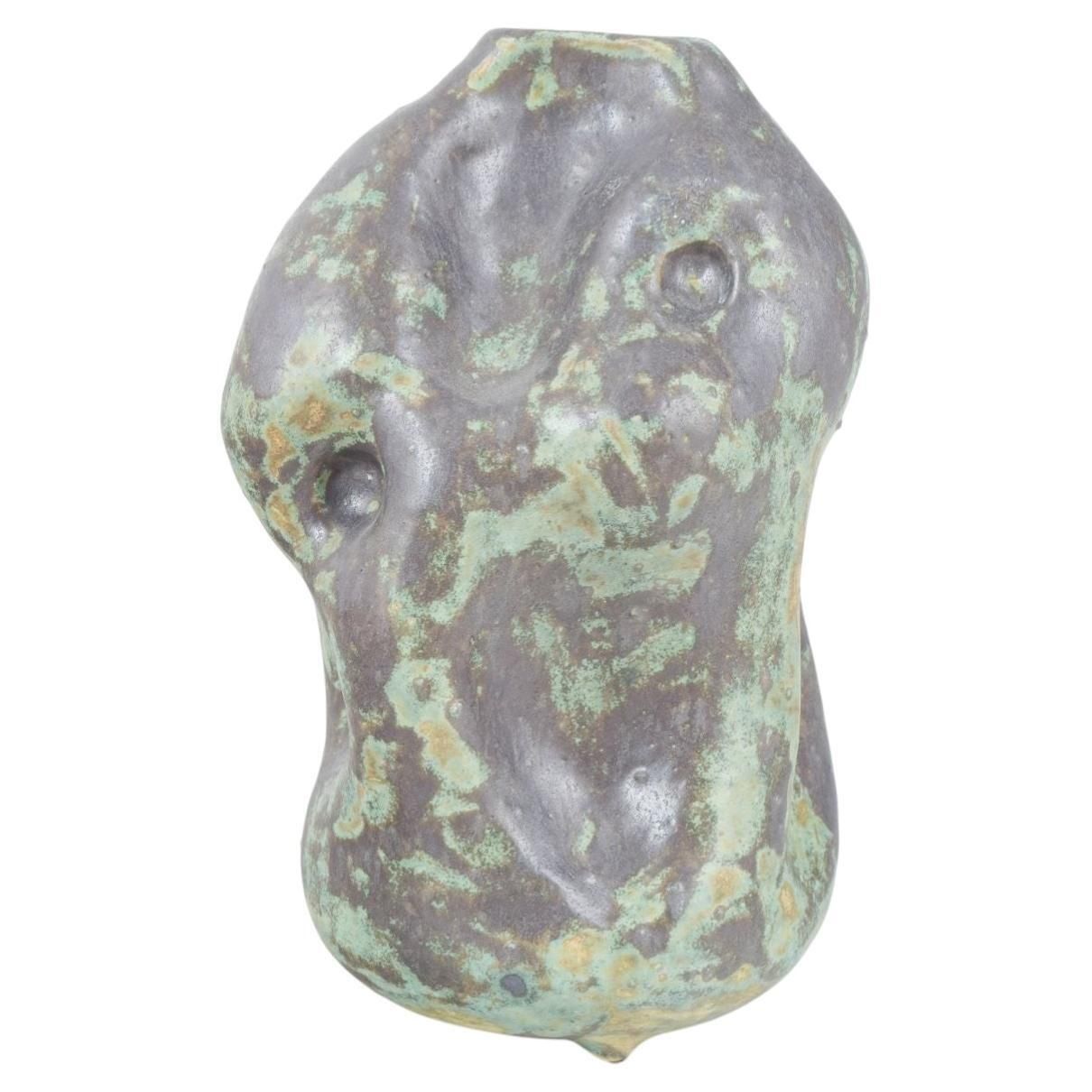 Christina Muff, Deens kunstenaar. Keramisch vaatwerk met kopergroen en zwart glazuur.