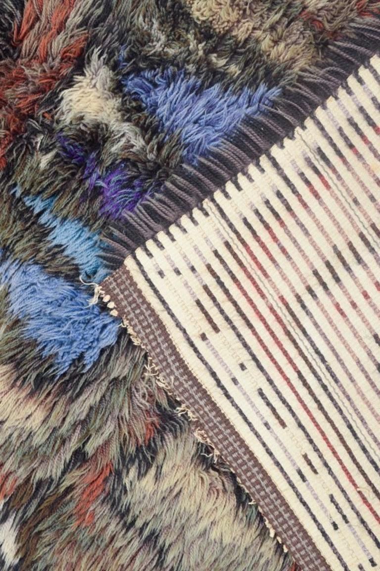 Tenture murale rya scandinave en nuances de bleu, violet, brun et beige. photo 244.0