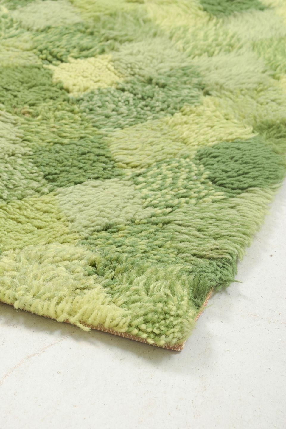 Tapis rya à motif à carreaux en camaïeu de vert, designer scandinave photo for sale