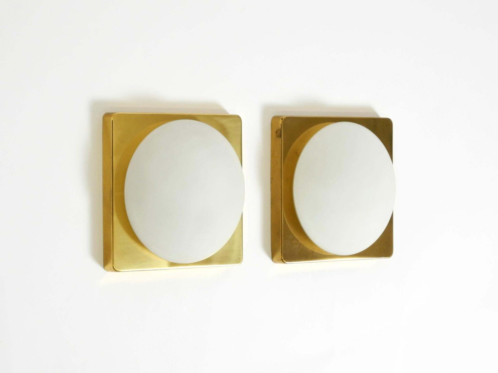 Deux appliques murales en laiton, années 1970, par Rolf Krüger pour Heinz Neuhaus Leuchten photo furniture