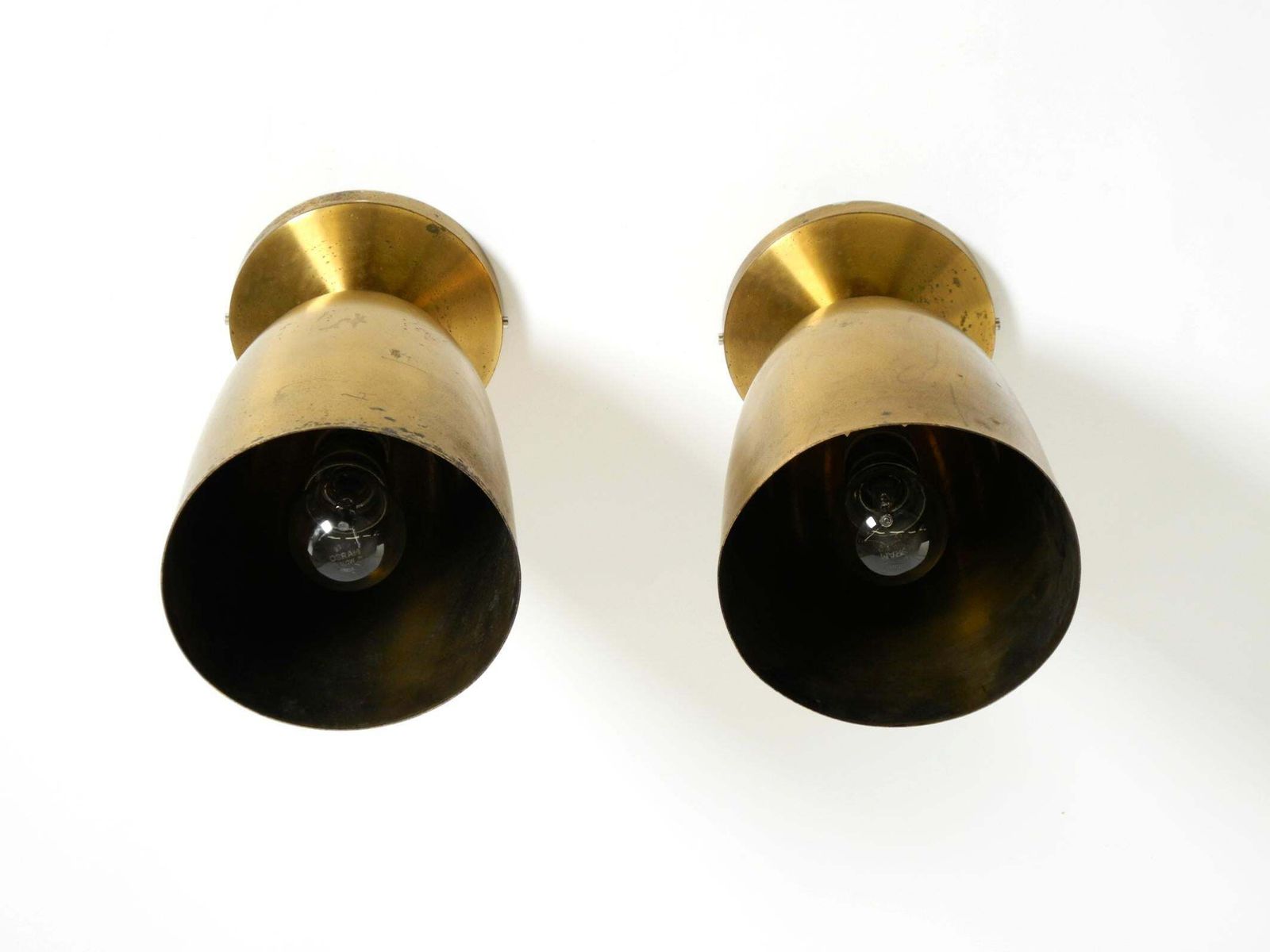 Een paar grote Mid-Century Modern messing plafondlampen photo 1428.0