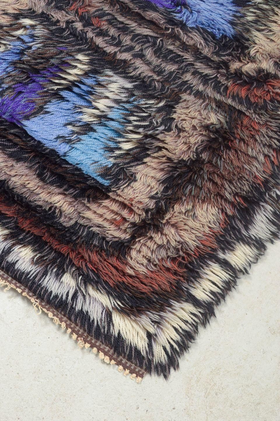 Tapis rya scandinave en laine, tons bleu, violet, brun et beige. photo furniture