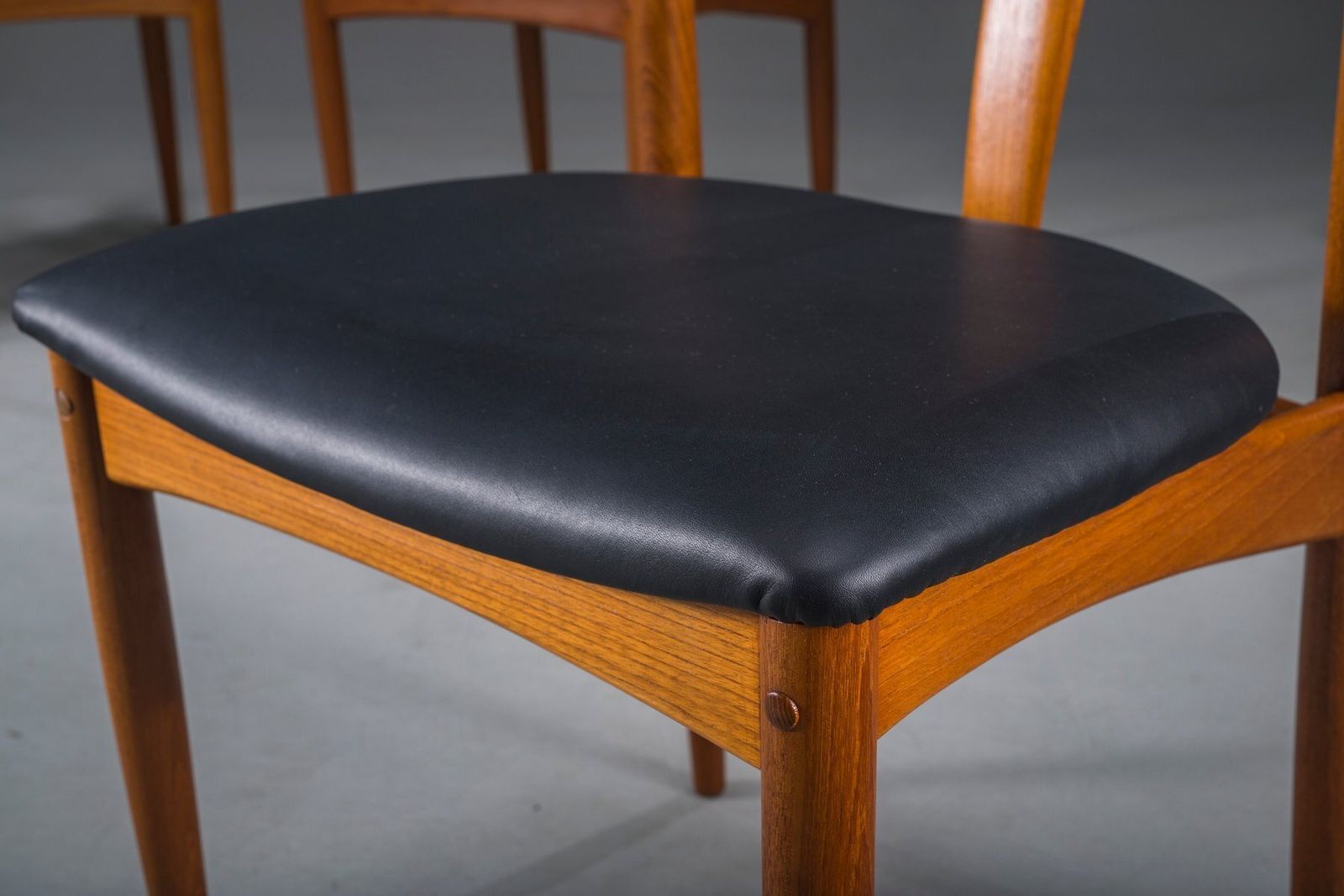 photo vinterior Juliane Dining Chairs In Teak And Black Leather By Johannes Andersen For Uldum Møbelfabrik, Denmark, 1960s, Set Of 6