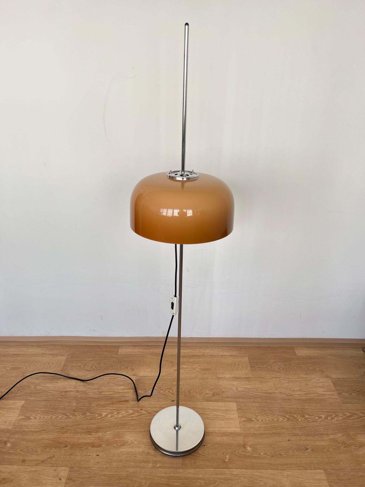 Lampadaire mid-century Harvey Guzzini Meblo, Italie, années 1970 photo vintage