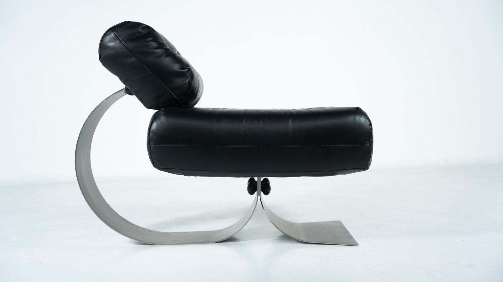 Black Leather Lounge Chair And Ottoman Model 'Alta' By Oscar Niemeyer photo vinterior