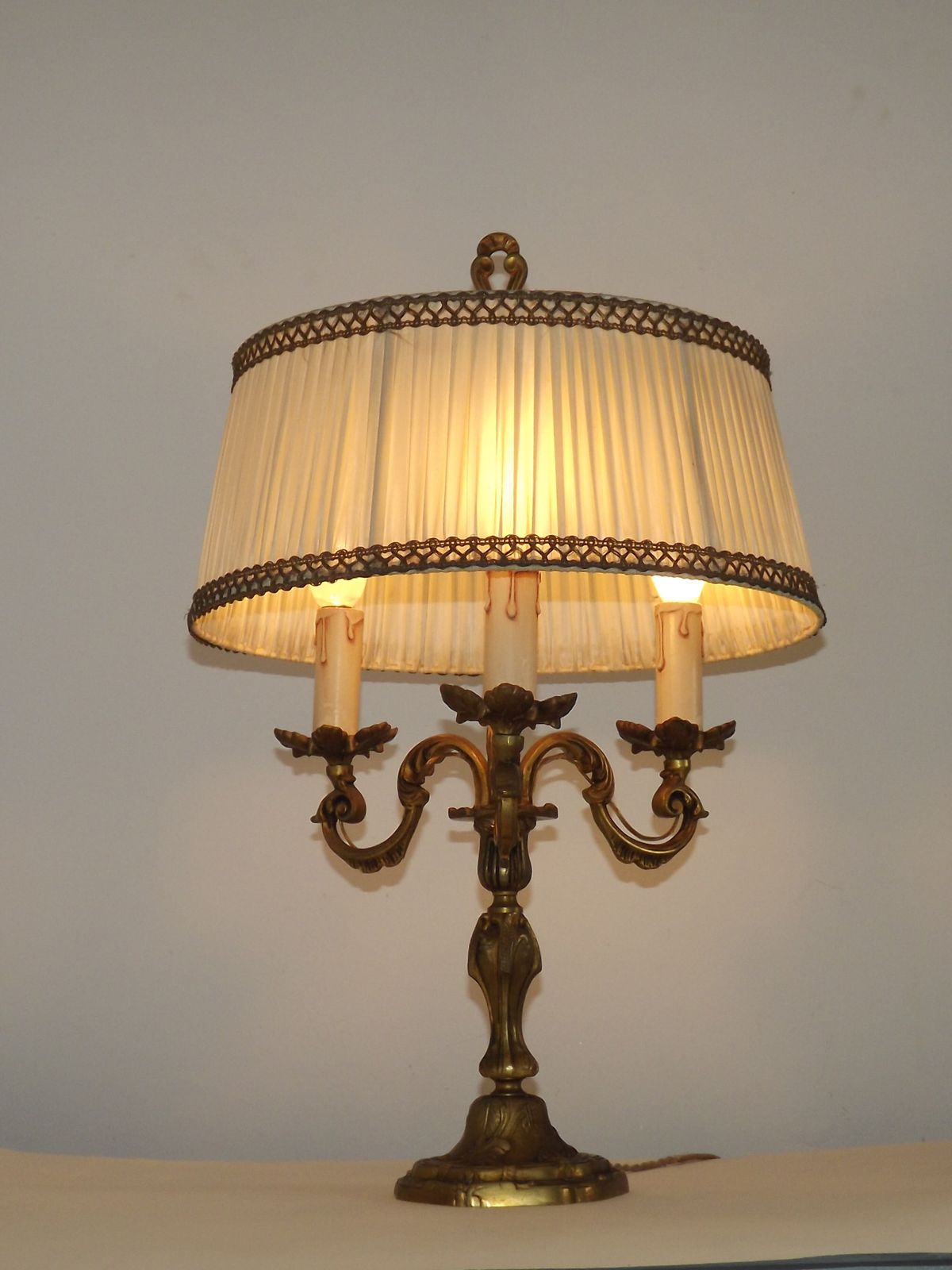Bronzen Franse antieke drielichts kandelaber lamp met crème gevlochten geplooide kap photo for sale