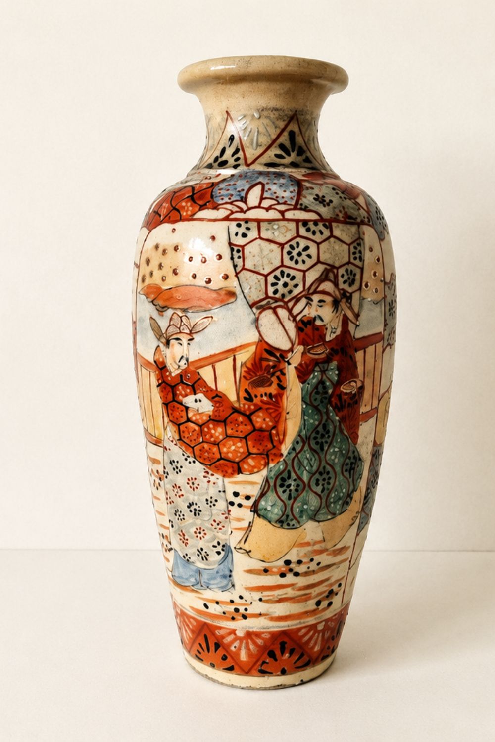 Vintage Japanse Satsuma-stijl Keramische Vaas Met Handgeschilderd Hofscène Decor photo vintage