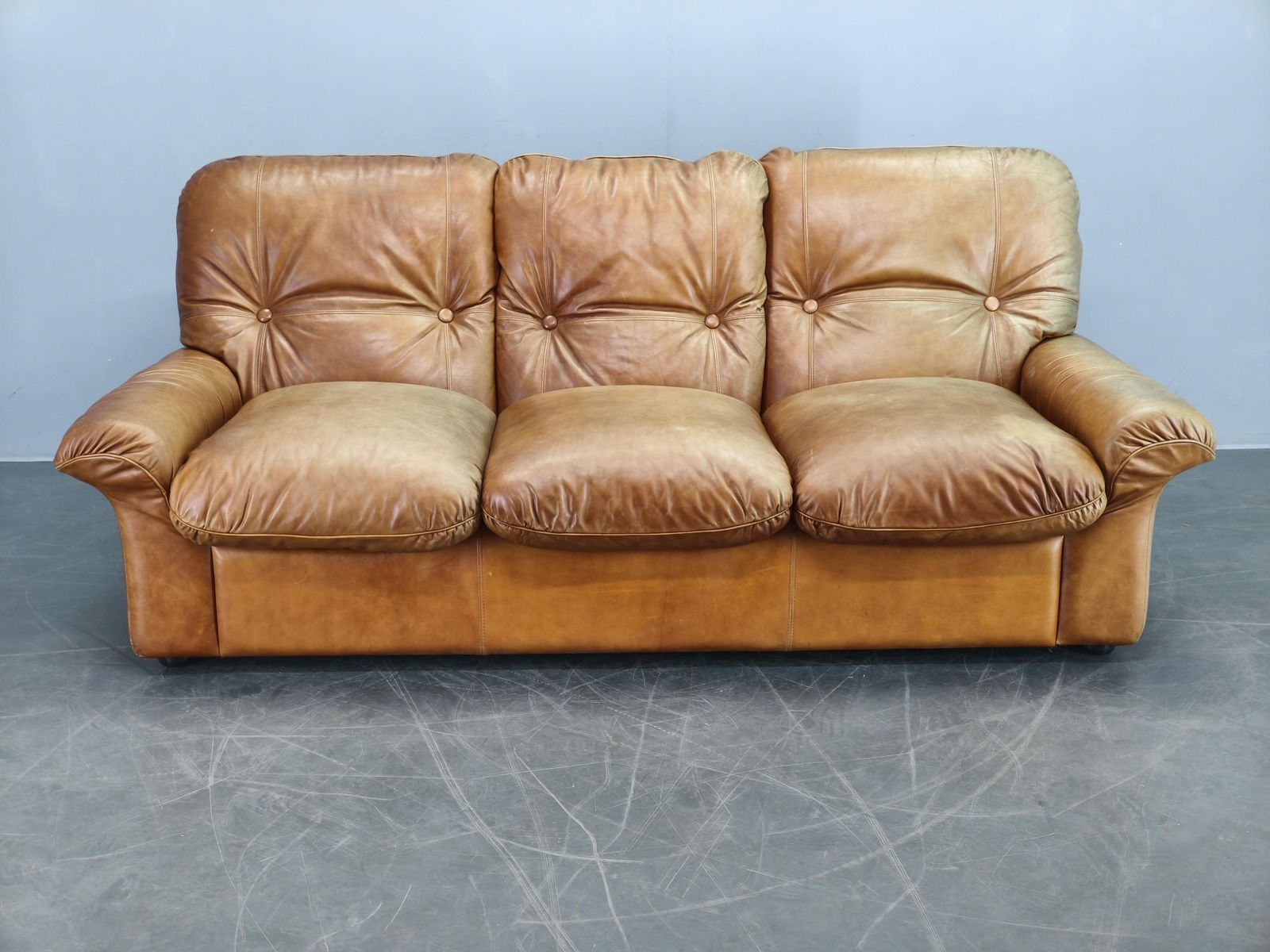 Canapé 3 places Arcon Italia en cuir de buffle cognac, années 1970 photo furniture