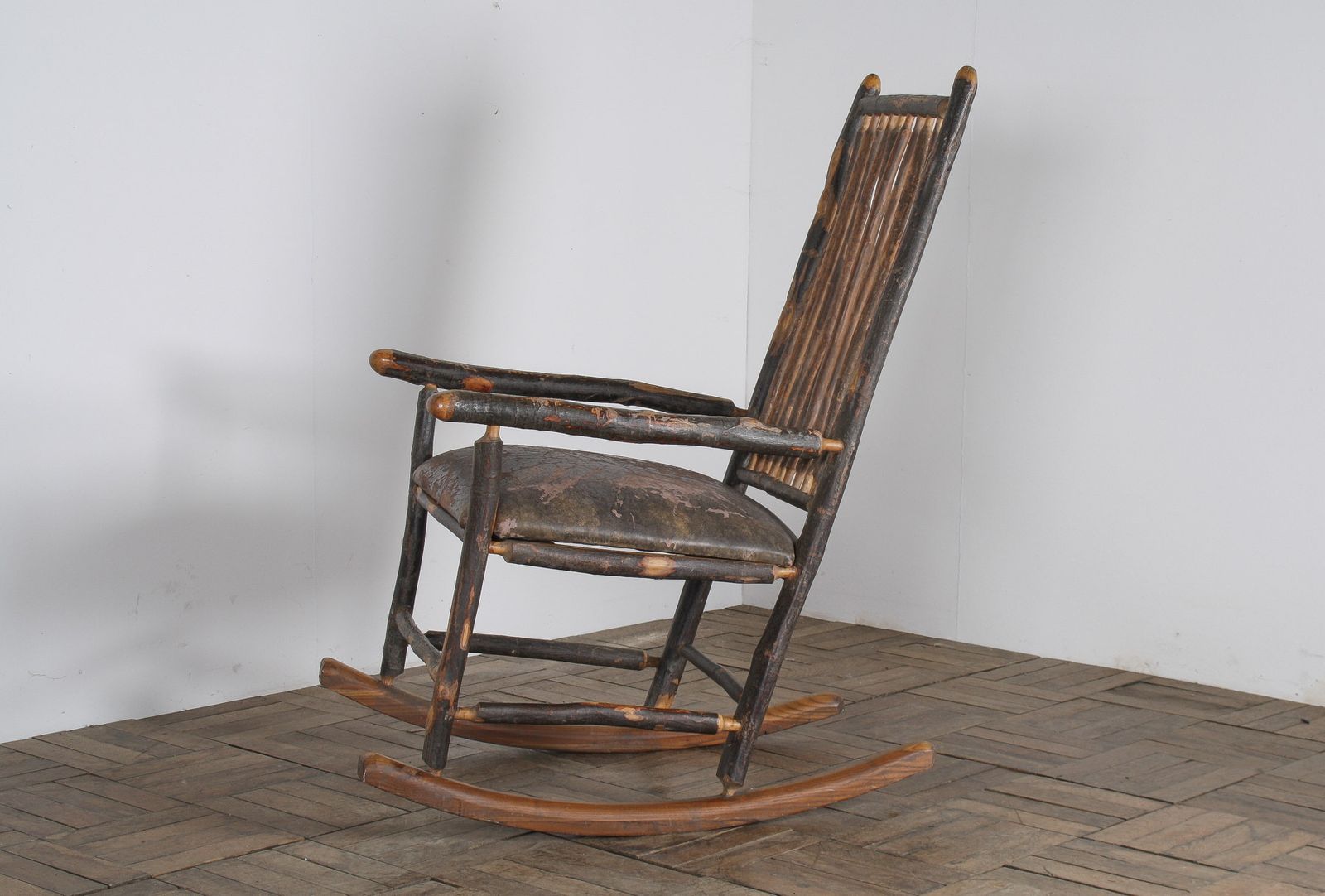 photo vinterior Antique American Stick Back Rocking Chair With Distressed Patina And Leather Seat
