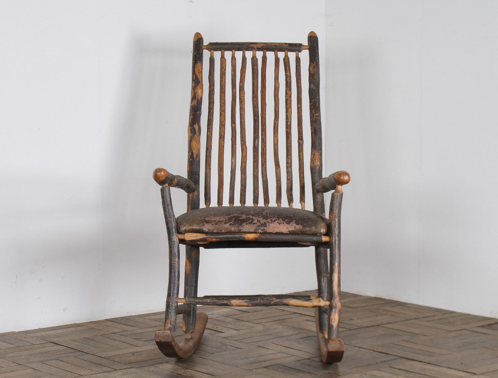 photo vintage Antique American Stick Back Rocking Chair With Distressed Patina And Leather Seat