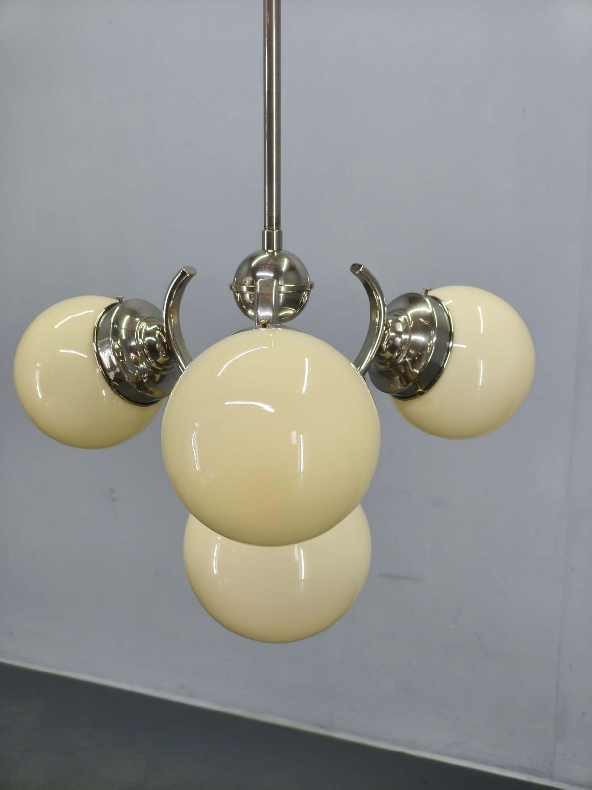 Bauhaus Globe Hanglamp Tsjecho-Slowakije jaren 1930 Chroom Pendant. photo Verlichting