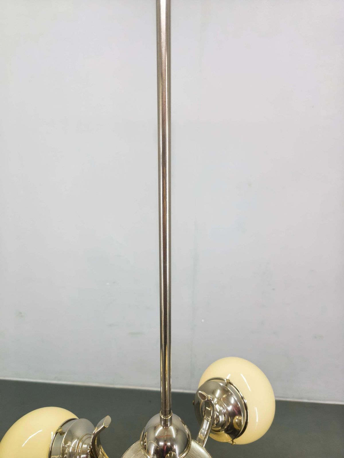 Bauhaus Globe Hanglamp Tsjecho-Slowakije jaren 1930 Chroom Pendant. photo vintage