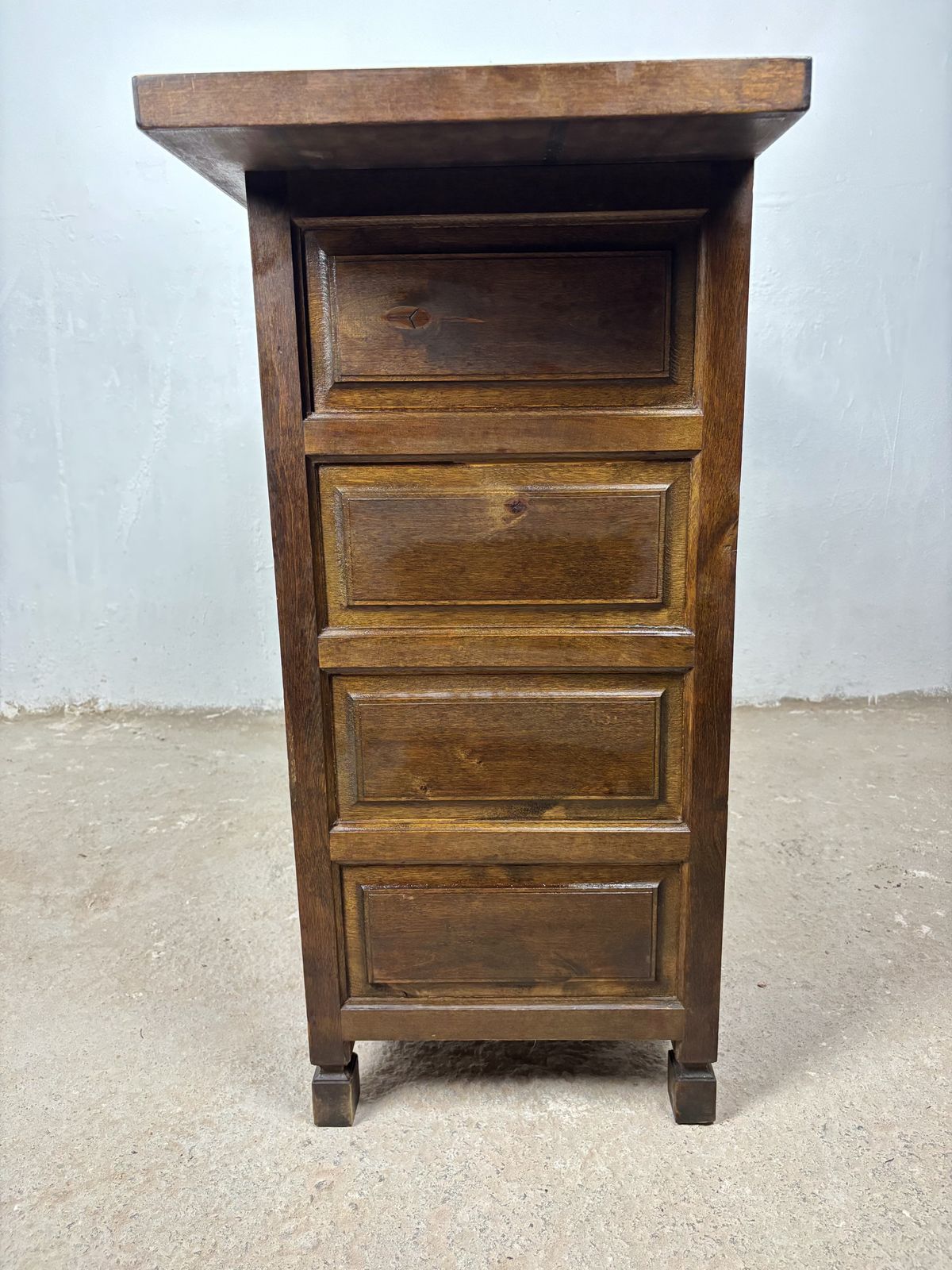 photo furniture Castiliaans rustiek kastmeubel met één lade, jaren 1940
