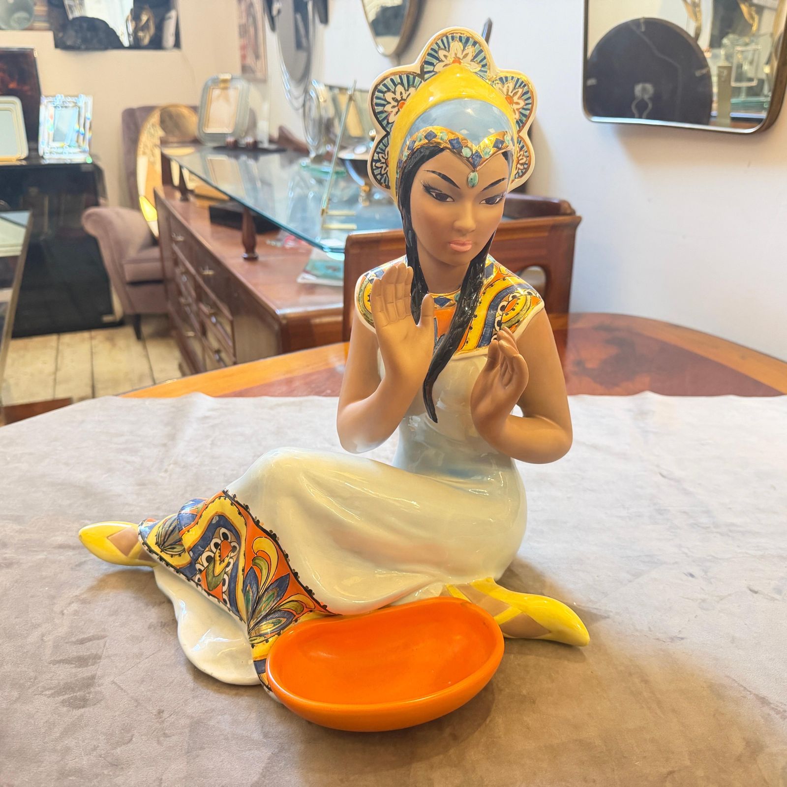 photo vintage 1950s. Hand Painted Porcelain Oriental Woman Figure By Ronzan
