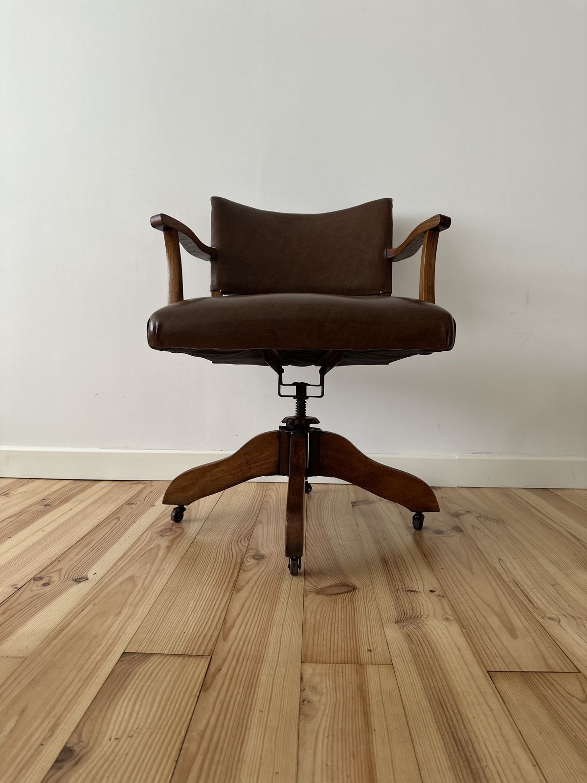 photo furniture Antique Oak Captain's Swivel Chair