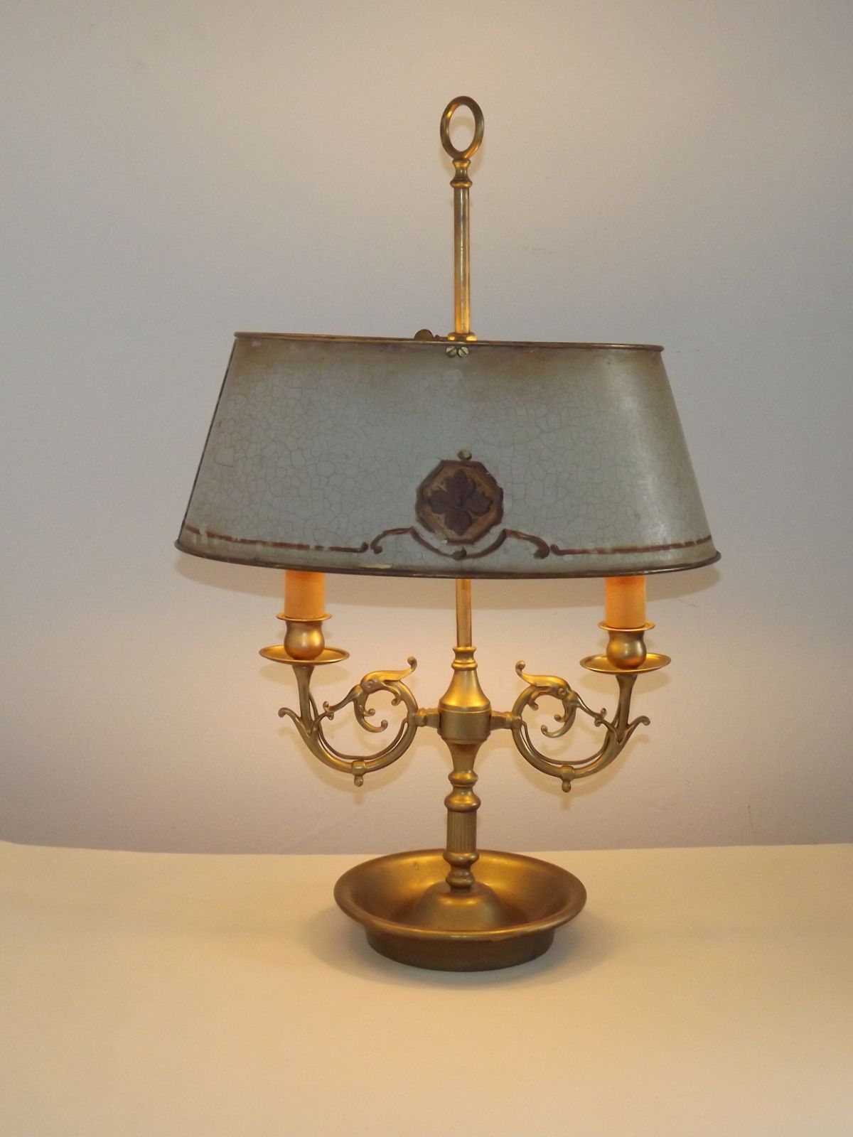 Franse Empire Messing Boulotte Tafellamp met 2 Lichtpunten en Handgeschilderd Bloemendecor photo Verlichting