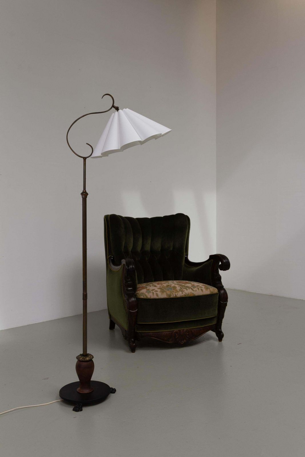 Danish Art Deco Floor Lamp In Brass, Wood And Iron By Lyfa, 1920s. photo vinterior