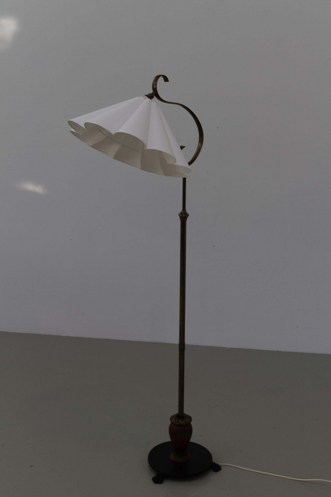 photo vinterior Danish Art Deco Floor Lamp In Brass, Wood And Iron By Lyfa, 1920s.