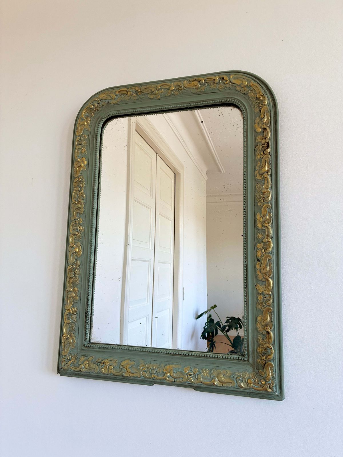 Grote antieke Franse Louis Philippe spiegel – groen en goud, 19e eeuw