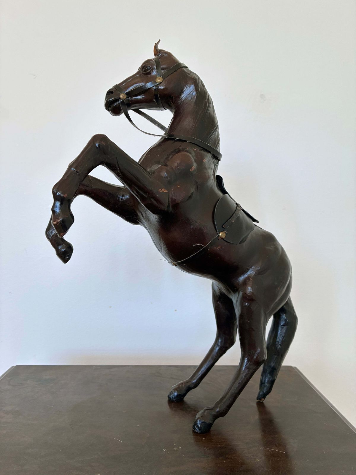 490.0 Vintage handgemaakt lederen paardenbeeldje met messing details photo