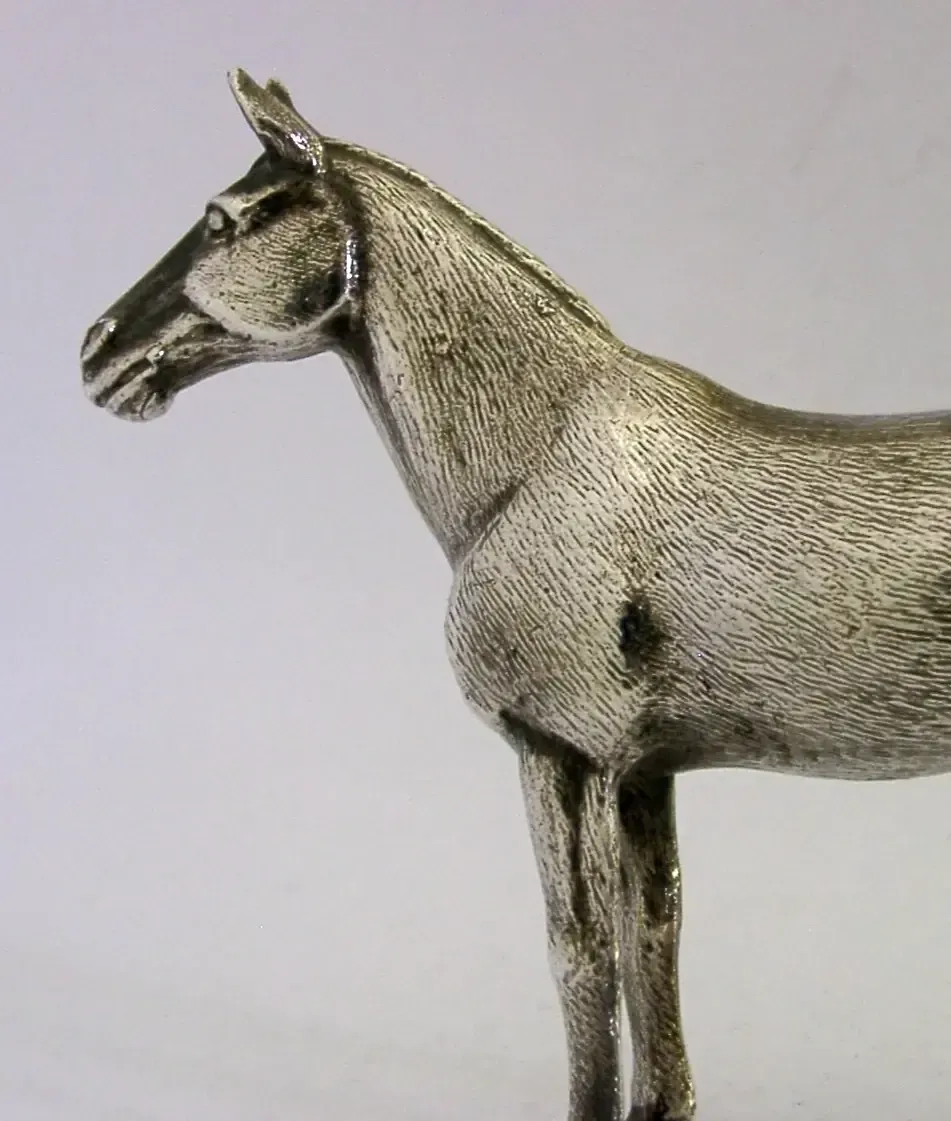 Figurine de bureau en métal argenté représentant un cheval, Grande-Bretagne, années 1950, chasse, équitation, courses photo furniture