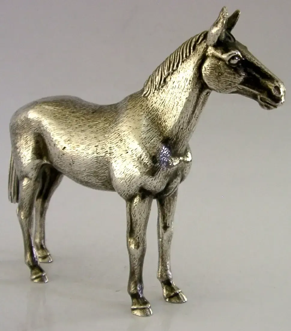 Figurine de bureau en métal argenté représentant un cheval, Grande-Bretagne, années 1950, chasse, équitation, courses photo for sale