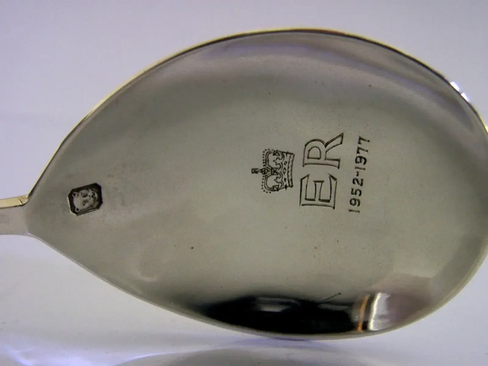 Cased 36g Sterling Silver Queen Elizabeth Maidenhead Spoon 1977 Royalty photo Woonaccessoires