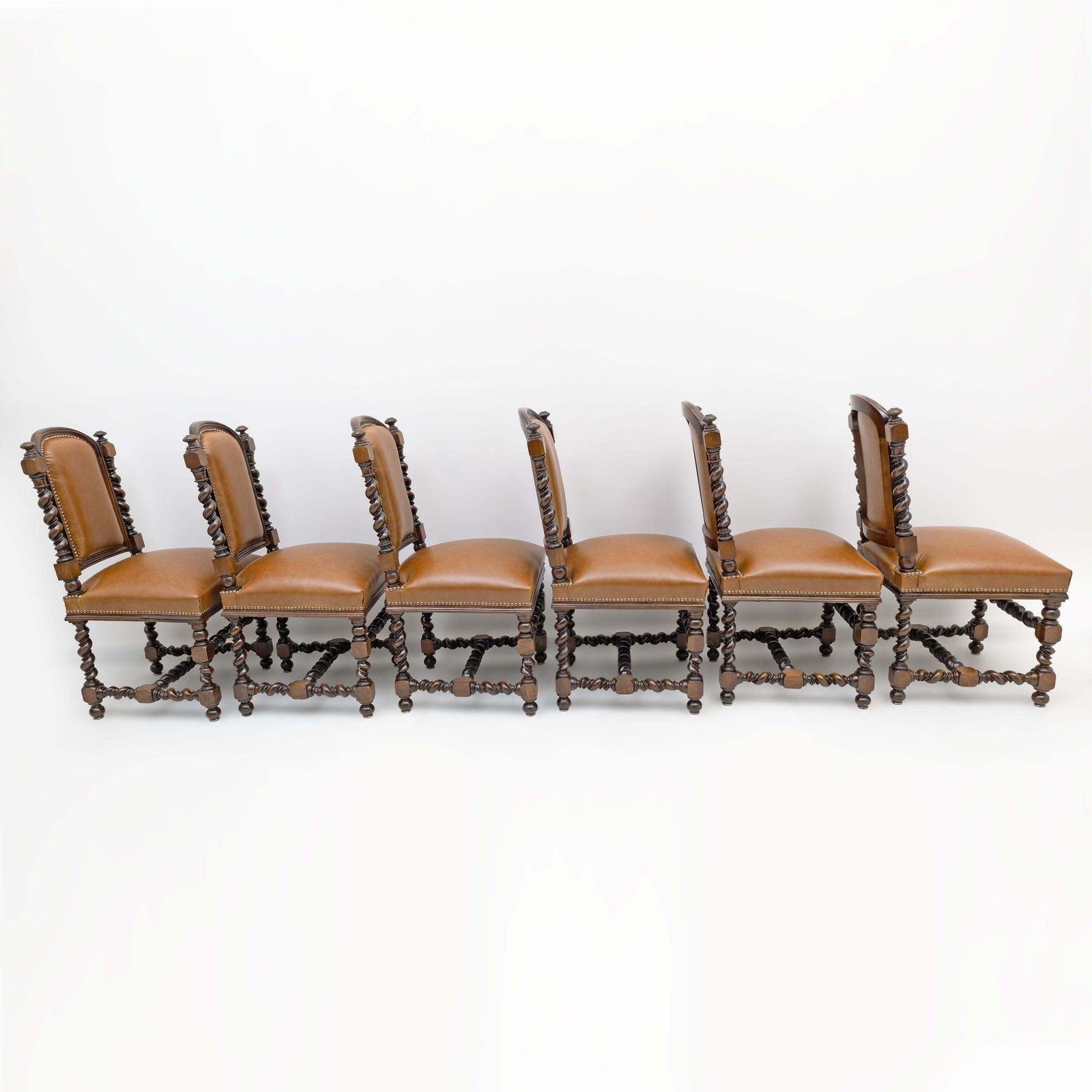 Suite de six chaises de salle à manger d'époque italiennes en noyer et cuir véritable, de style néo-Renaissance. photo for sale