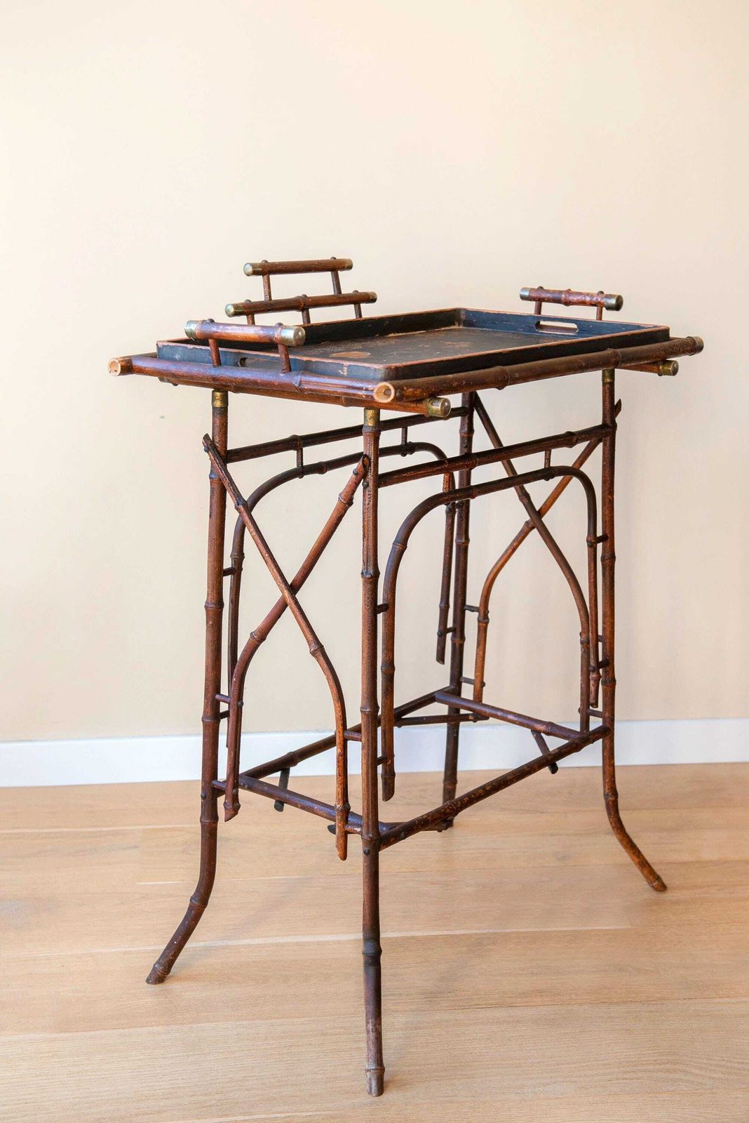 Table d'appoint japonaise d'époque en bambou   Plateau de service laqué noir   Table à thé victorienne   Porte-plante, XIXe siècle photo vinterior