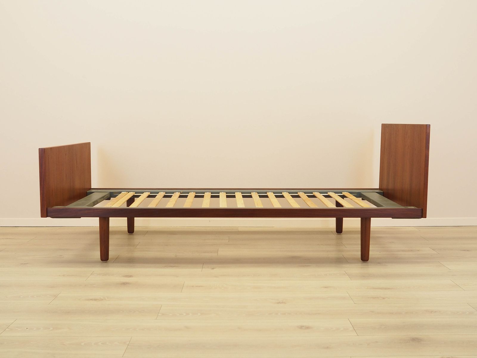 Teakhouten bed, Deens design, ca. jaren 1960 – Ontwerper: Hans J. Wegner, fabrikant: Getama photo for sale