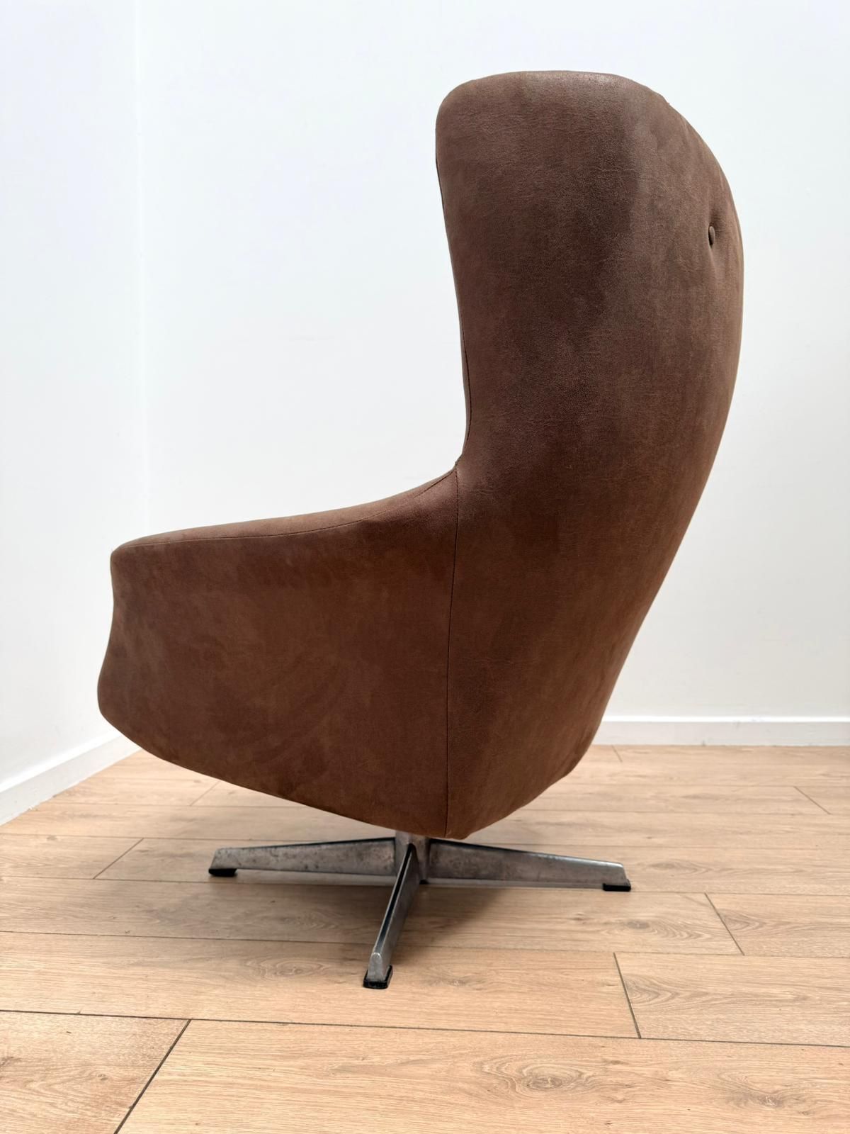 photo furniture Vintage Mid Century Parker Knoll Statesment Style Swivel Armchair  Delivery Available 0017.