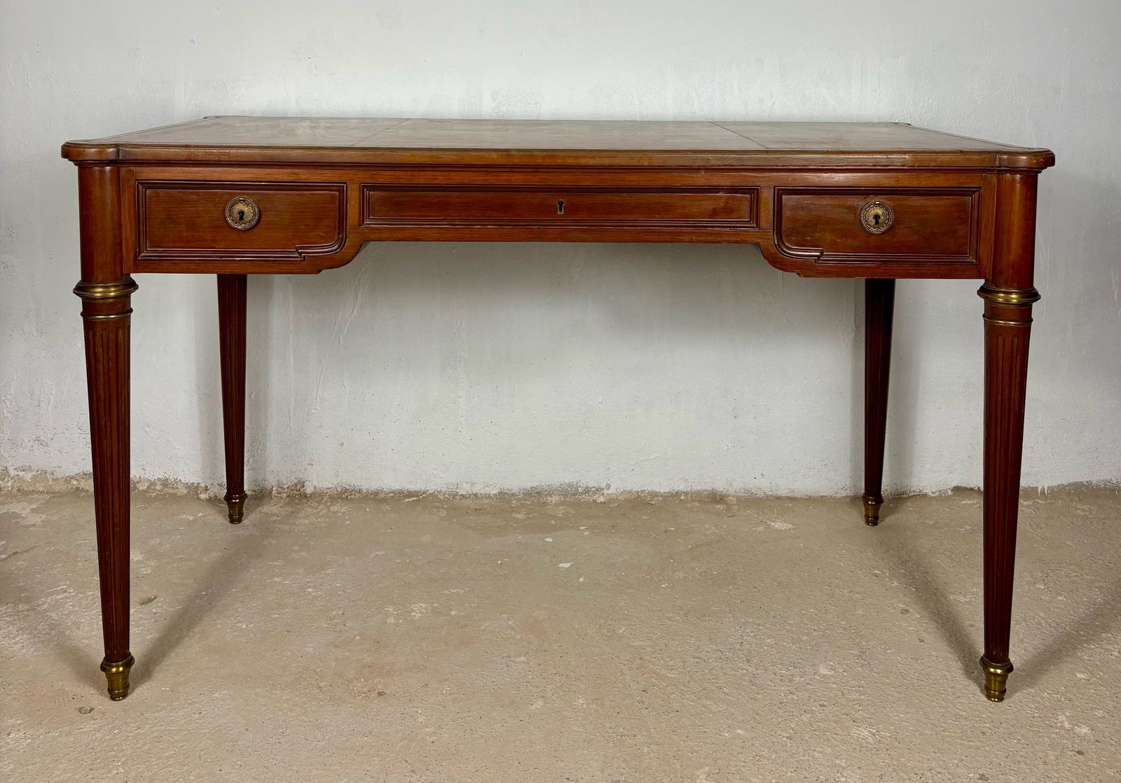 Elegant schrijfbureau, begin 20e eeuw, met messing details en drie lades photo furniture