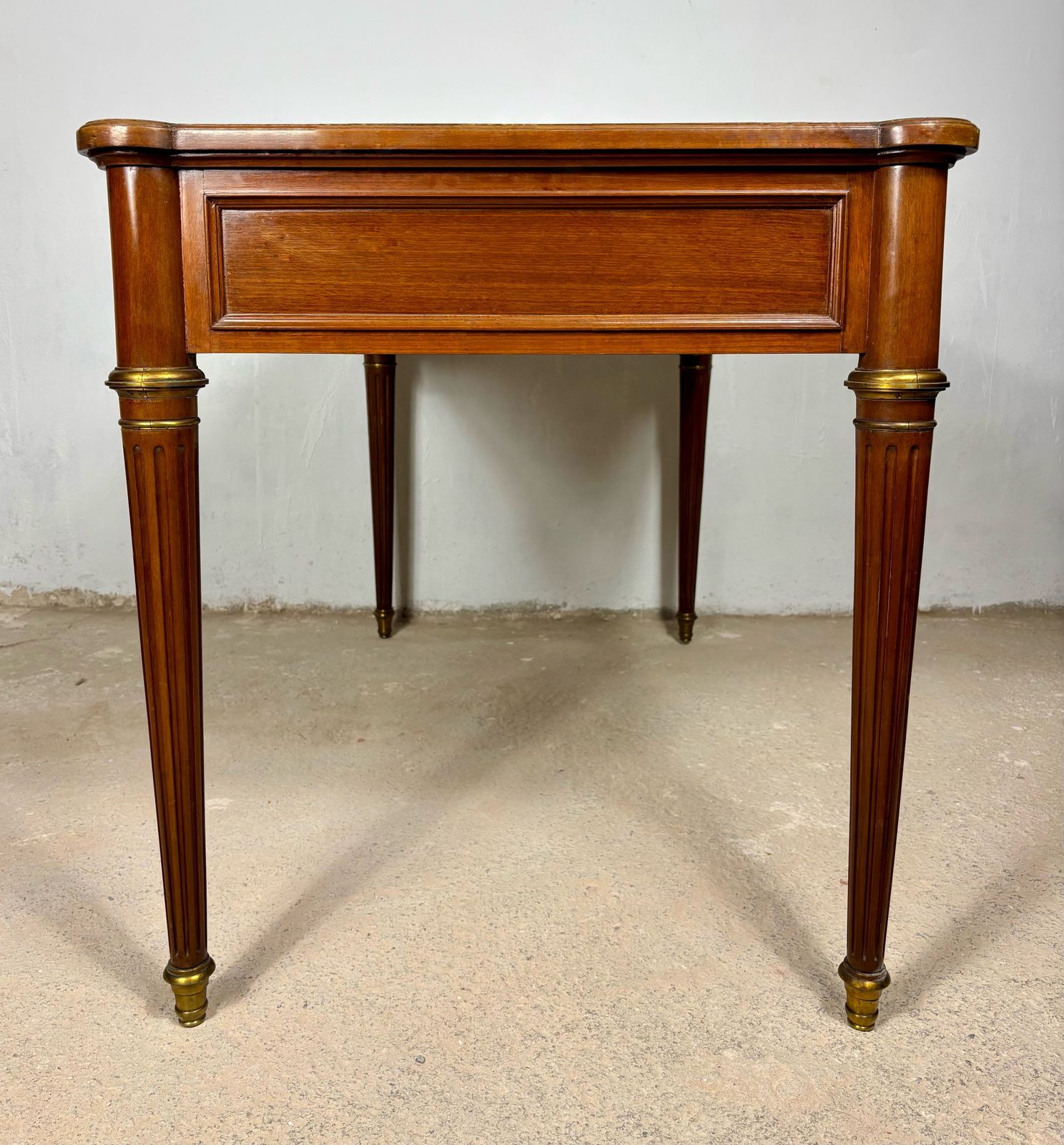 photo for sale Elegant schrijfbureau, begin 20e eeuw, met messing details en drie lades