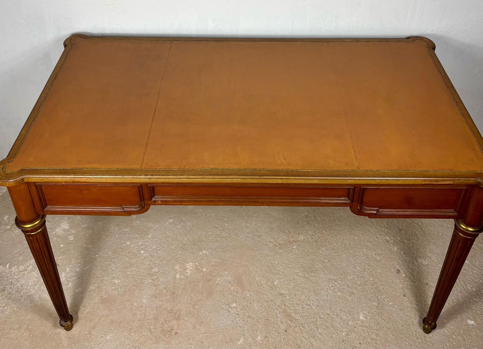 photo vinterior Elegant schrijfbureau, begin 20e eeuw, met messing details en drie lades