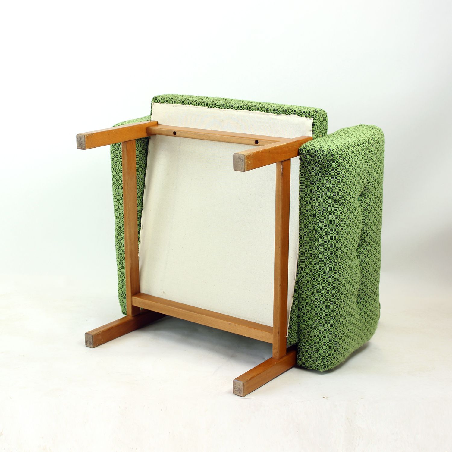 620.0 Mid-Century fauteuil in stof en beukenhout, Tsjecho-Slowakije, jaren 1960 photo