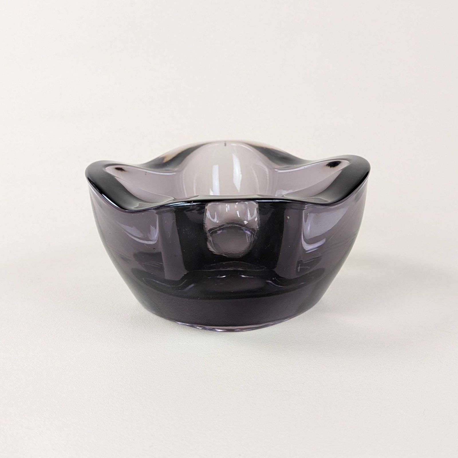 photo vinterior Sklo Union Amethyst Catchall Dish, Rudolf Jurnikl Heavy Glass Desk Tidy, Purple Trinket Bowl, Mid Century Modern 1960s Office Decor Ashtray
