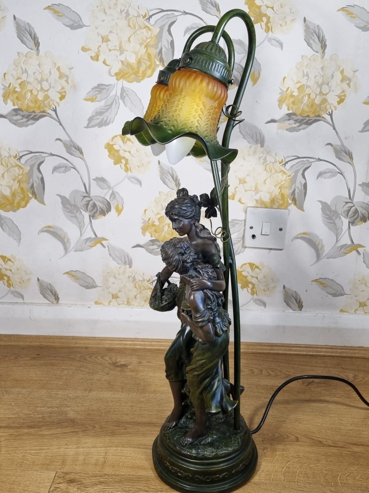 photo vintage Large Widdop Bingham Art Nouveau Style Table Lamp 2 Figures Ruffle Tulip Shades