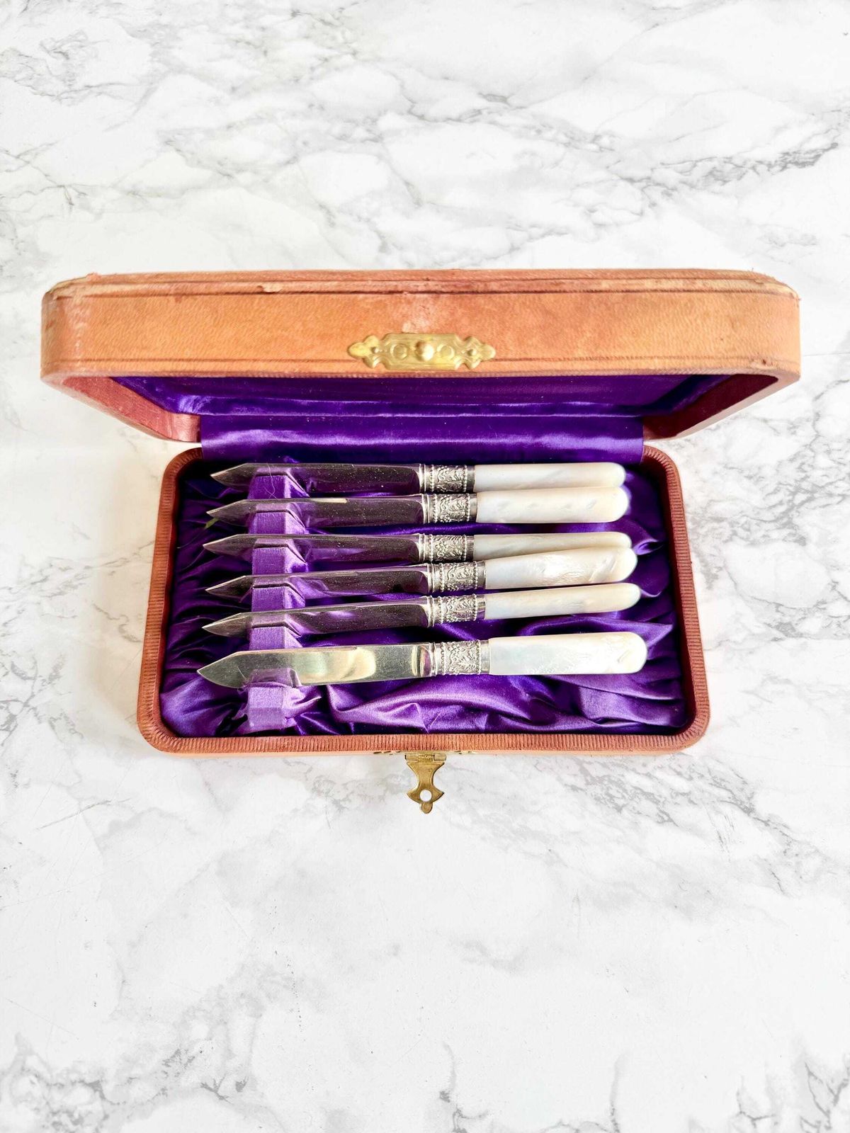 Edwardian Antique Sterling Silver And Monogrammed Mother Of Pearl Butter Cheese Afternoon Tea Knives Set Original Leather Case Precious