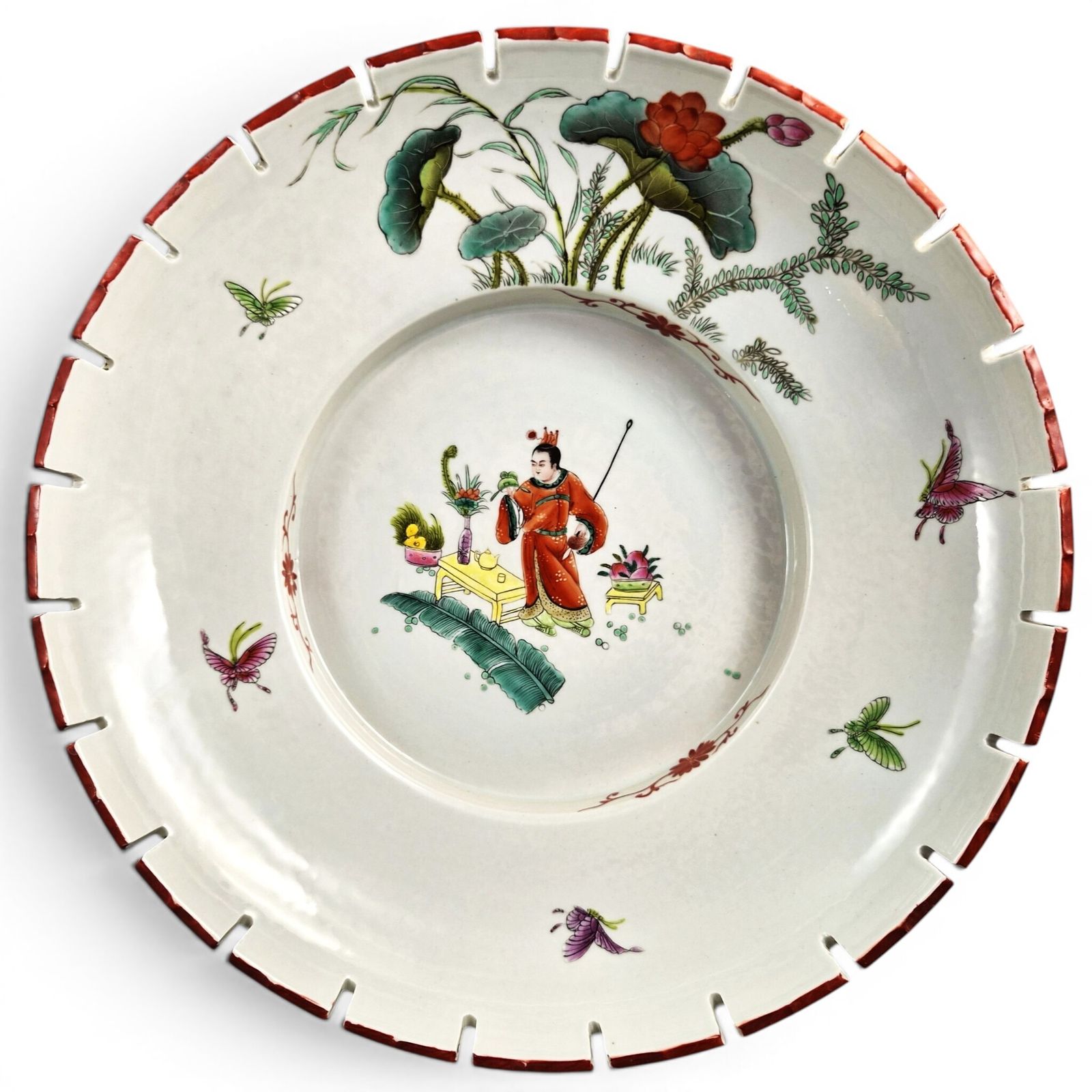 Zeldzame grote Chinese famille rose porseleinen kom met gekartelde rand, ca. 1880
