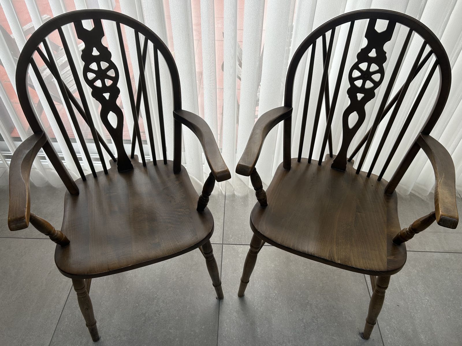 Mid Century Set Of 6 Windsor Wheelback Dining Chairs With Carvers (Dated 1976) photo for sale