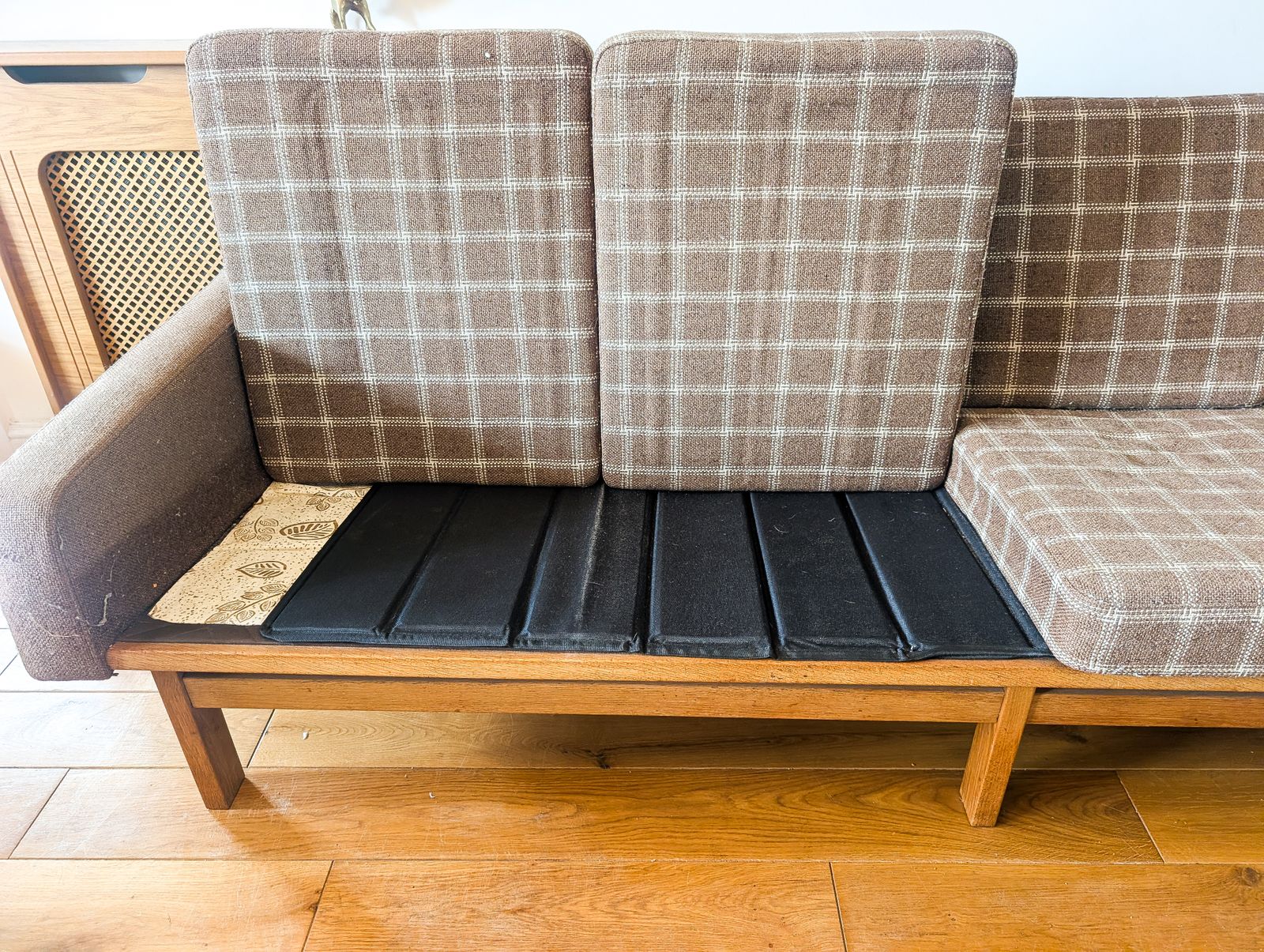 photo vintage Rare Mid Century 1960s Vintage Danish 4 Seater Retro Sofa In The Style Of Hans J. Wegner With Original Wool And Sprung Cushions