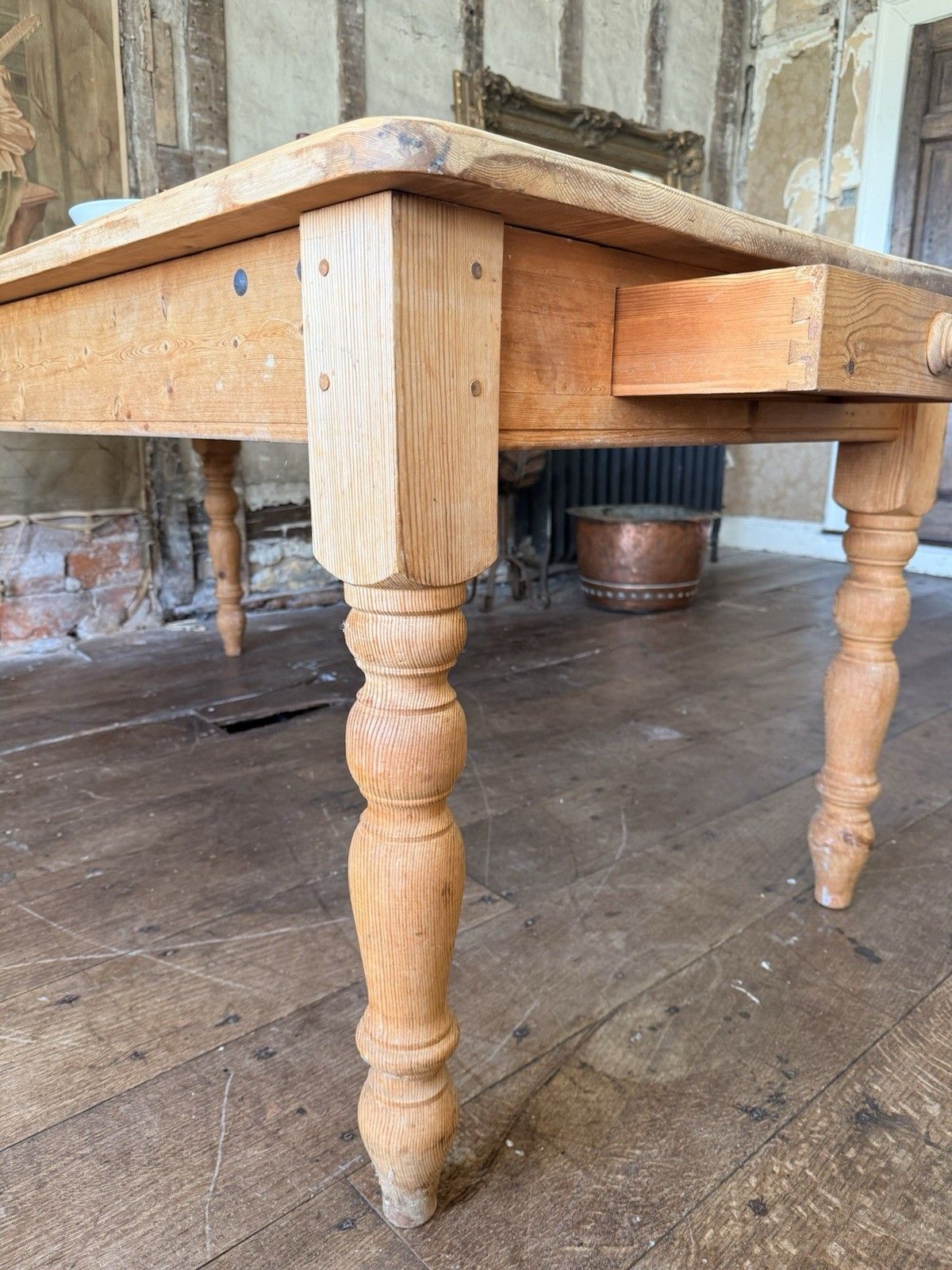 photo vintage Vintage Rustic Country Farmhouse Pine Dining Kitchen Table W/ Drawer  Seats 6 8