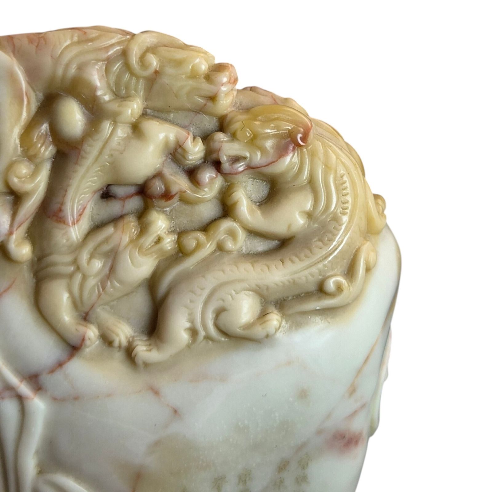 Kunst Chinese Shoushan-steen drakensculptuur op houten standaard, eind 19e / begin 20e eeuw photo