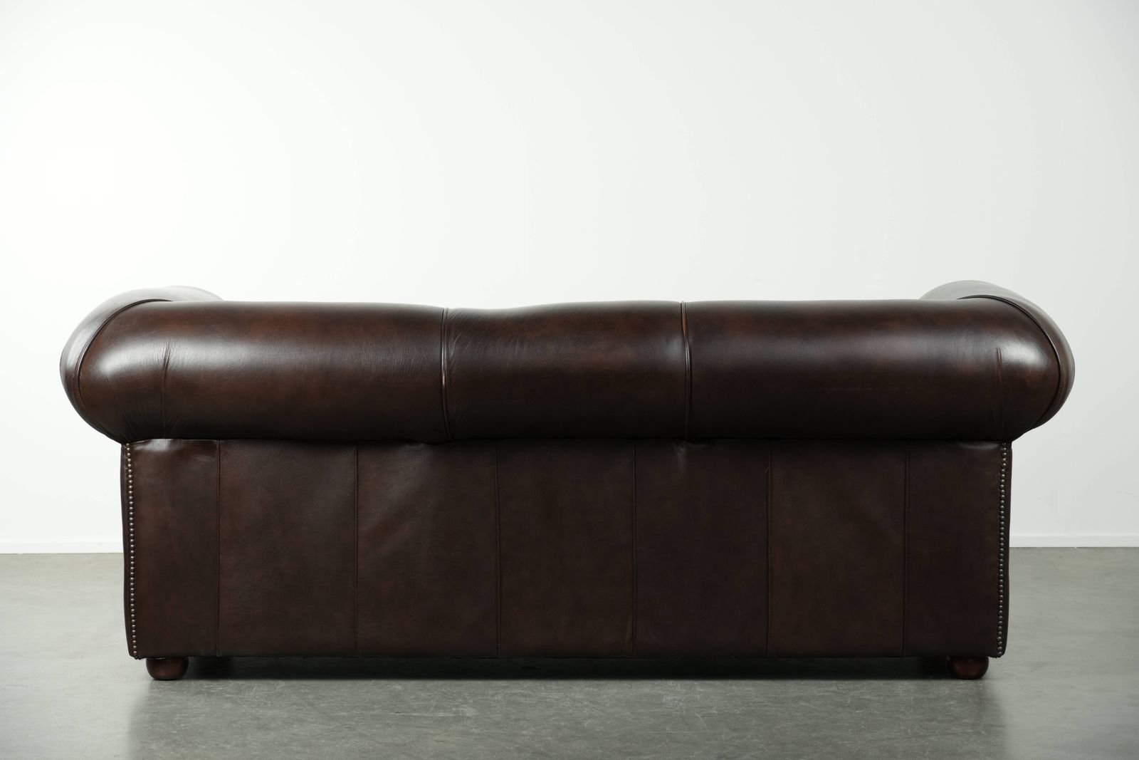 Luxueuze bruine gladde rundleren Chesterfield-bank met een tijdloze Engelse uitstraling. photo for sale