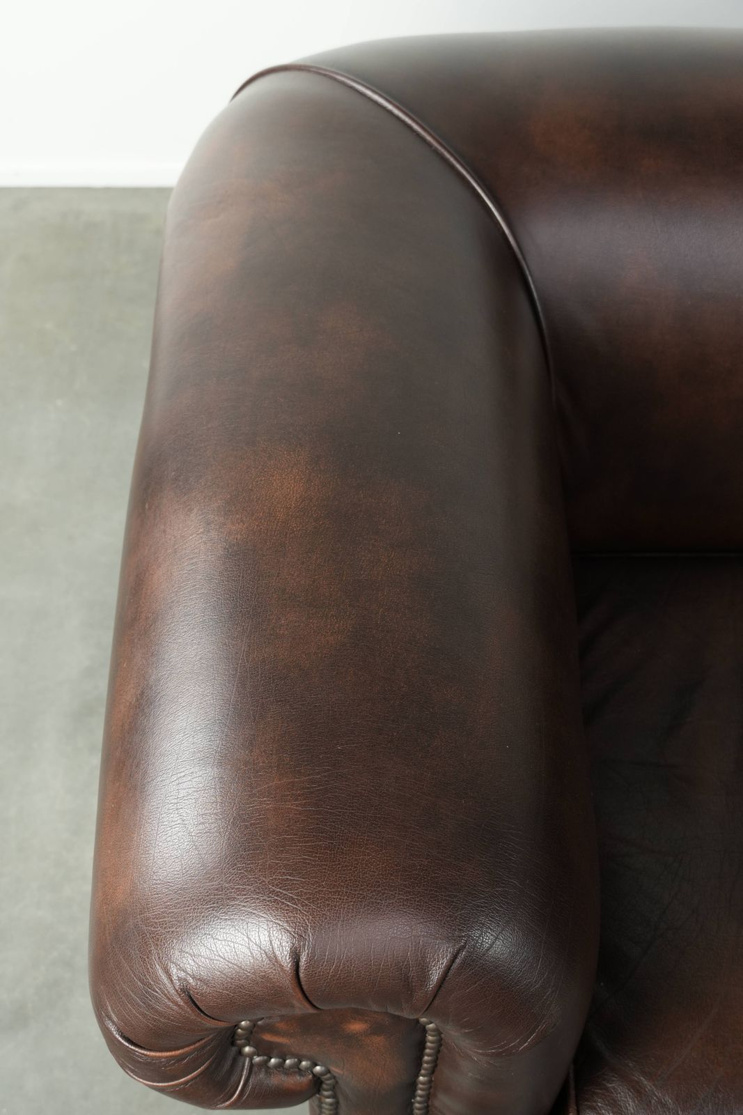 Luxueuze bruine gladde rundleren Chesterfield-bank met een tijdloze Engelse uitstraling. photo vintage