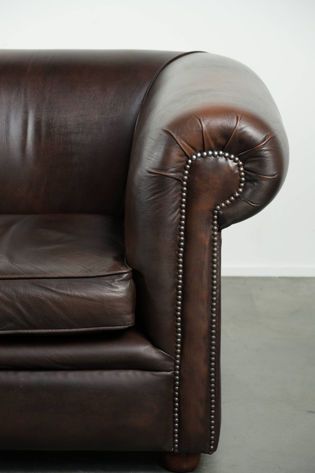 photo for sale Luxueuze bruine gladde rundleren Chesterfield-bank met een tijdloze Engelse uitstraling.