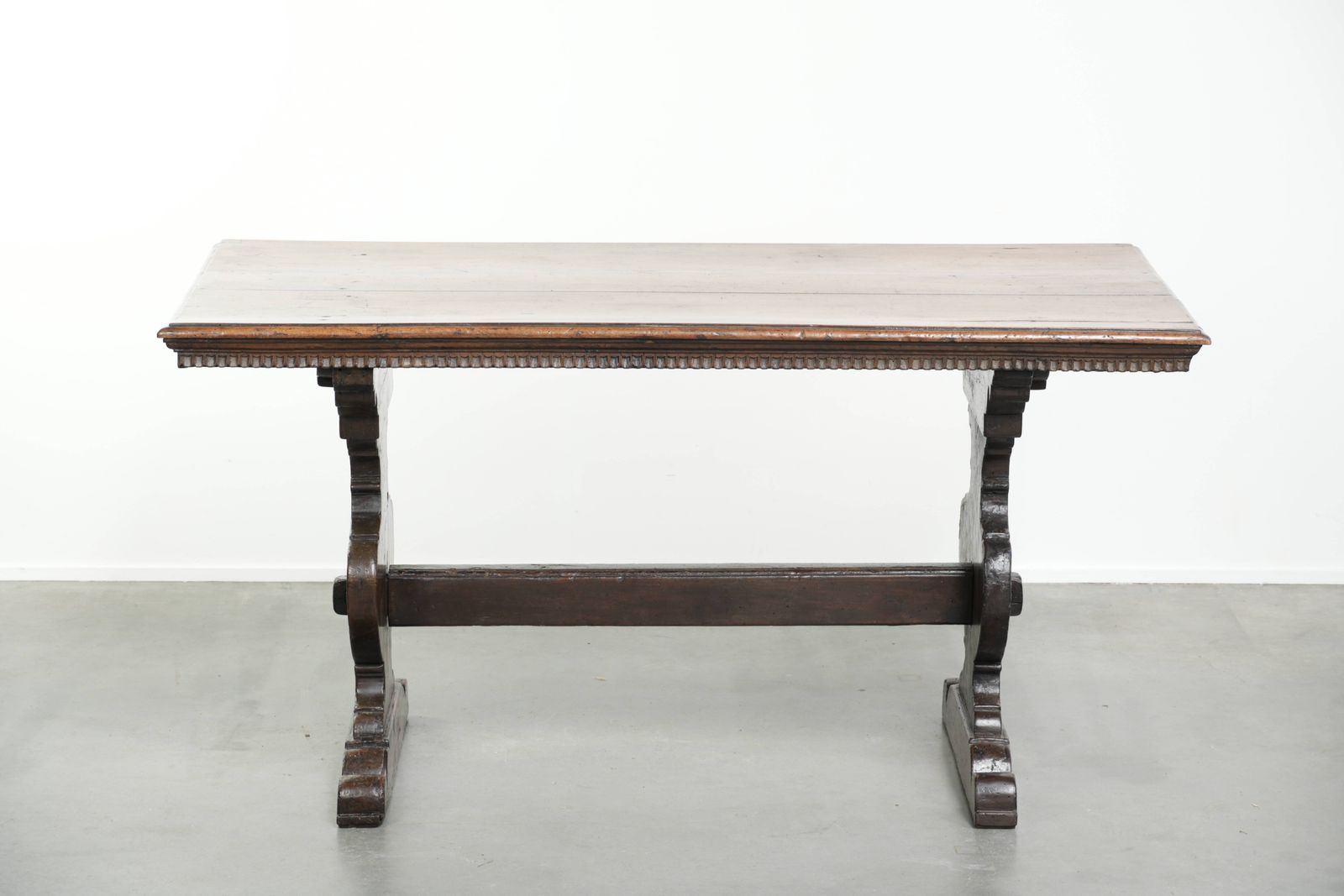 Mooie, unieke, karaktervolle en authentieke Italiaanse eettafel uit de 16e eeuw, vervaardigd van walnotenhout. photo Meubels